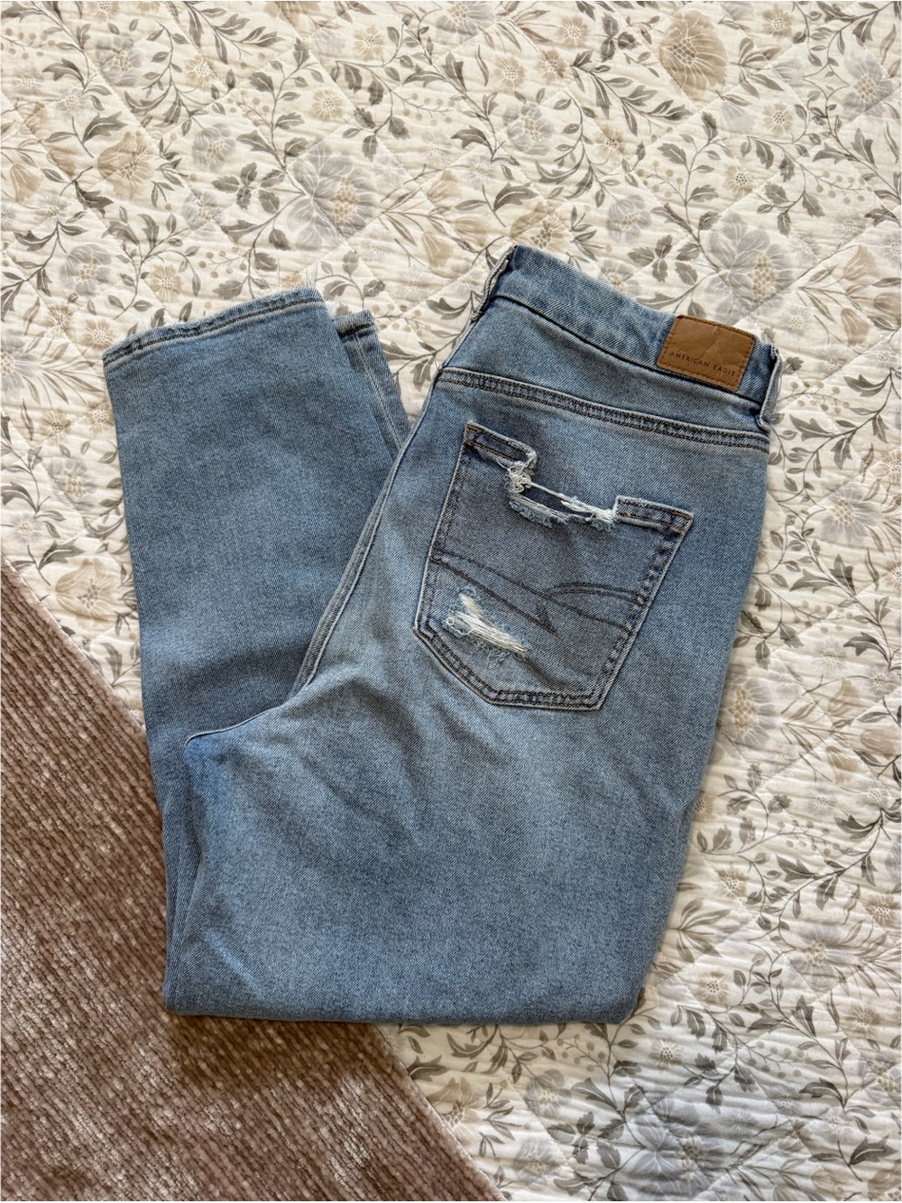 AE Curvy Mom Jeans - 12 - EUC!